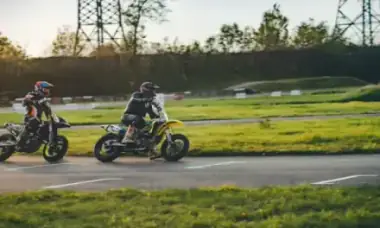 Deux pilotes en équipement Alpinestars sur un circuit moto