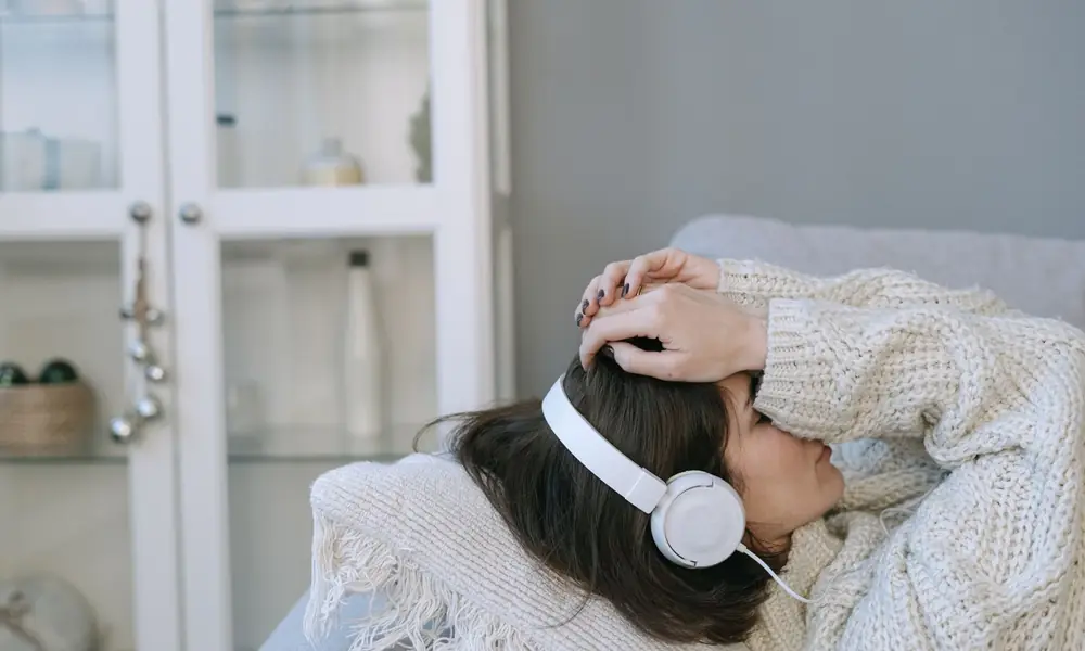 Femme détendue écoutant un livre audio au casque