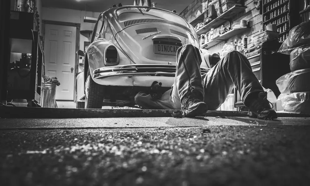 Mécanicien réparant une voiture dans un garage