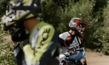 Motards en tenue de protection et casques intégraux