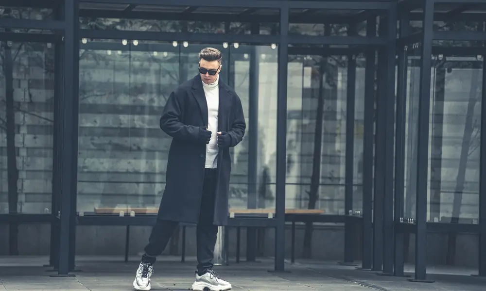 Homme en manteau et sneakers, look streetwear urbain