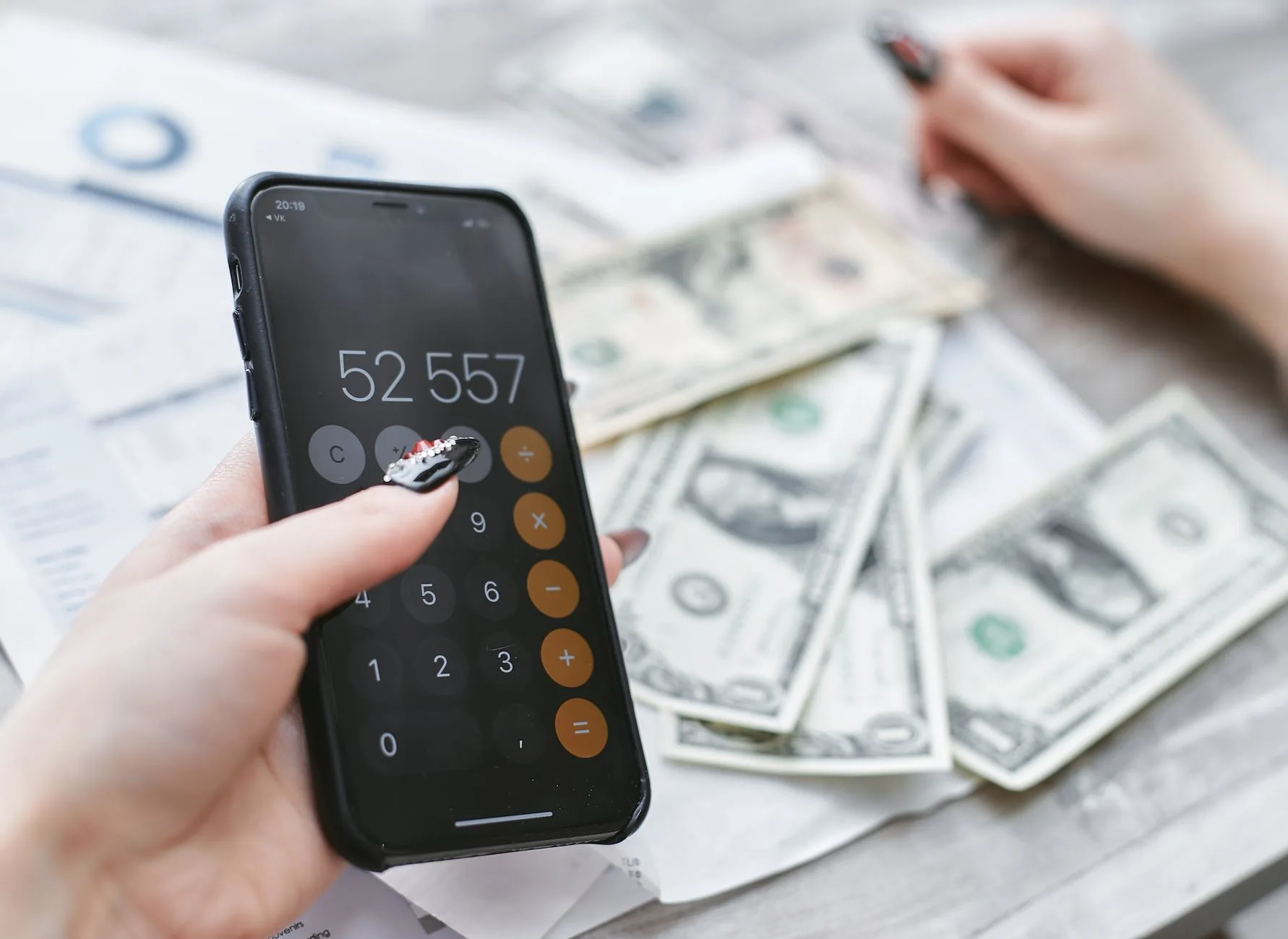 Téléphonie : pourquoi payer le prix fort pour un service identique ?
